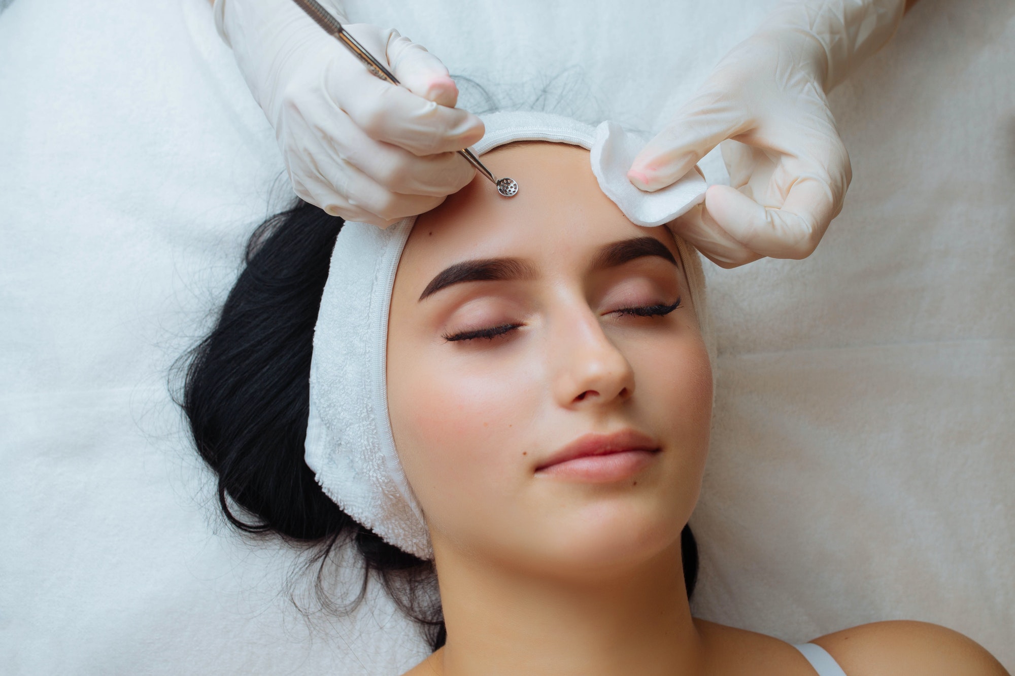 A procedure for mechanical or manual face cleansing by a beautician. Professional skin peeling